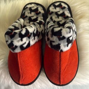 NWOT  Women’s Indoor/Outdoor Vera Bradley Red and Black Cozy Slippers